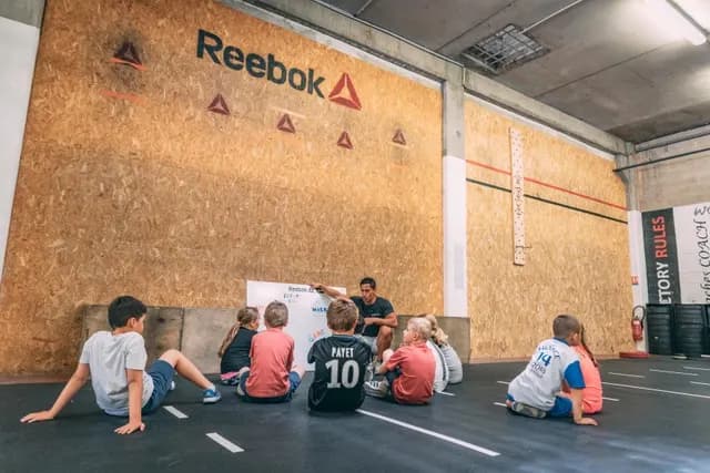 Séance CrossFit Kids devant le tableau