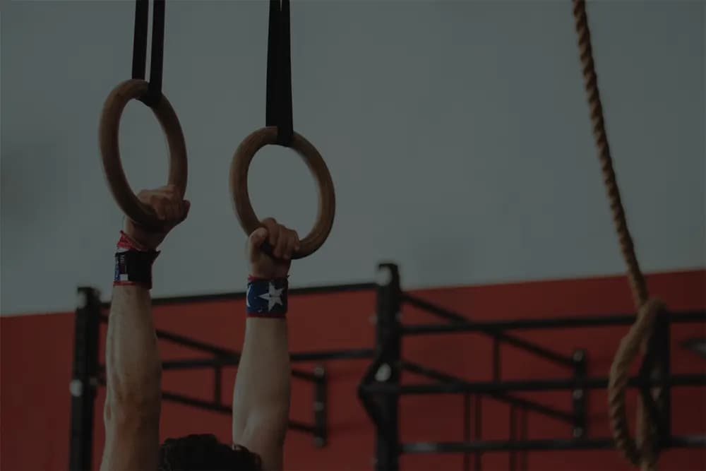 Anneaux de gymnastique et corde dans la box