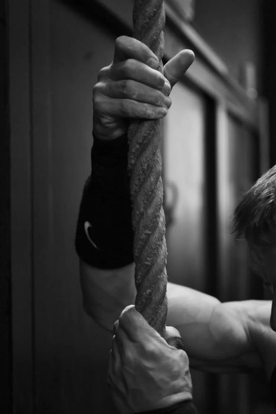 Grimper à la corde, mouvement de gymnastique en CrossFit